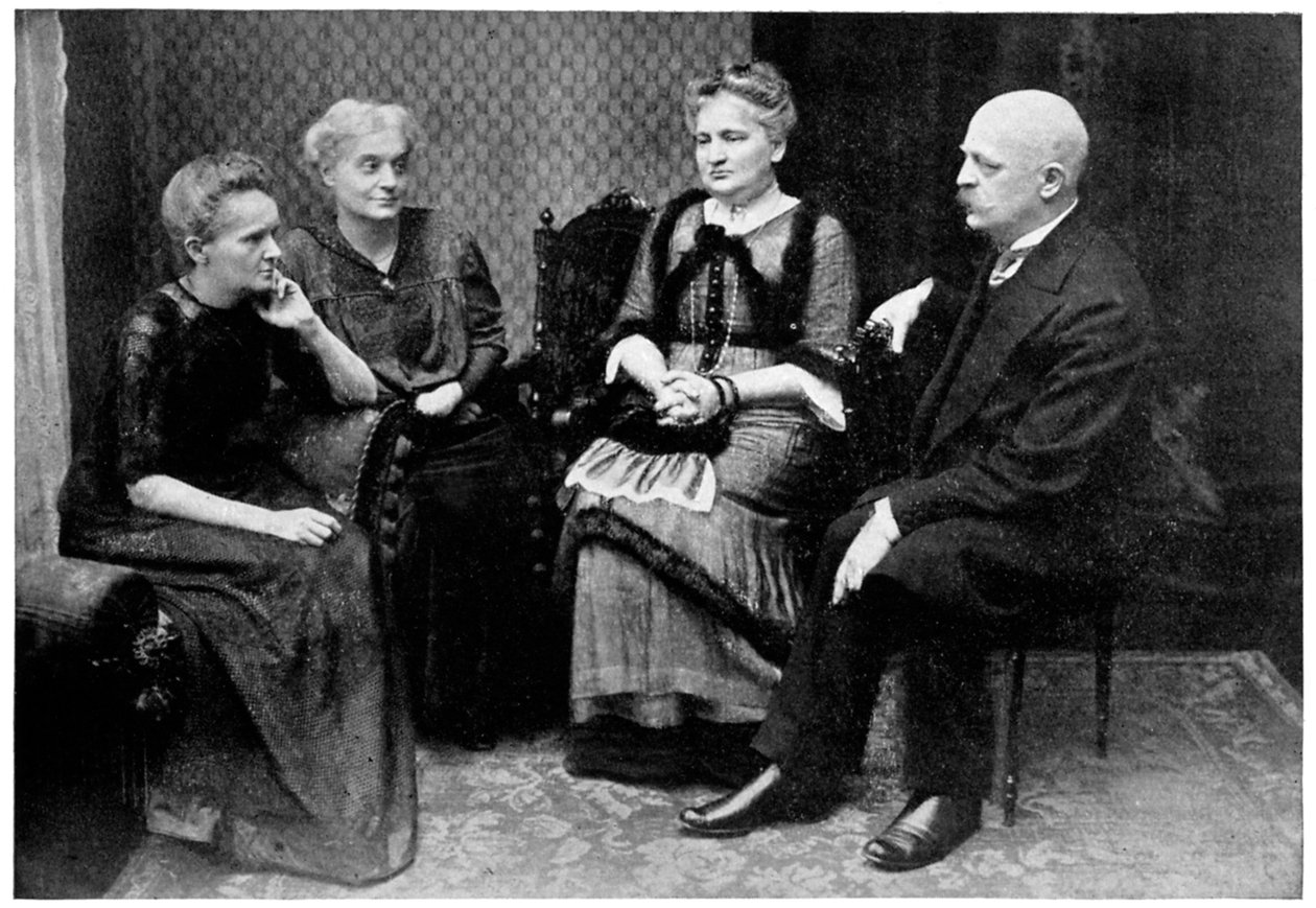 Marie Curie, physicienne franco-polonaise avec des membres de sa famille à Varsovie, Pologne - Unbekannt