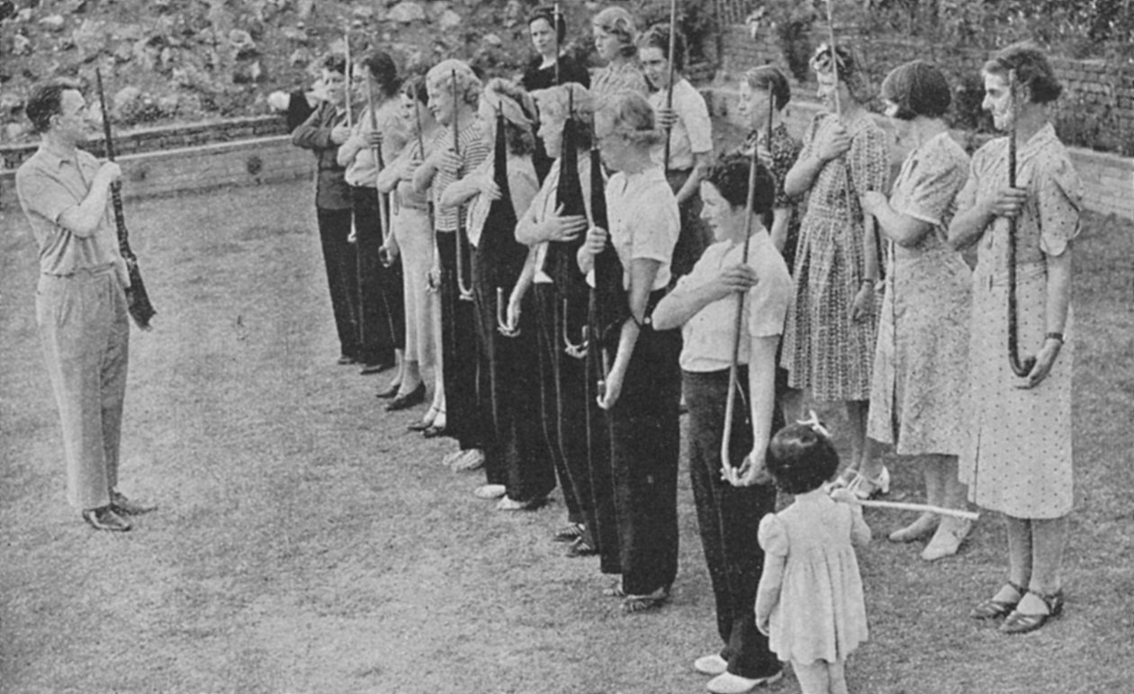 Membres du Corps de défense volontaire des femmes s