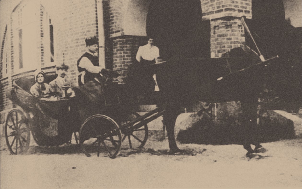 Moura Budberg avec son premier mari von Benckendorf dans une calèche à leur domaine estonien, 1912 - Unbekannt