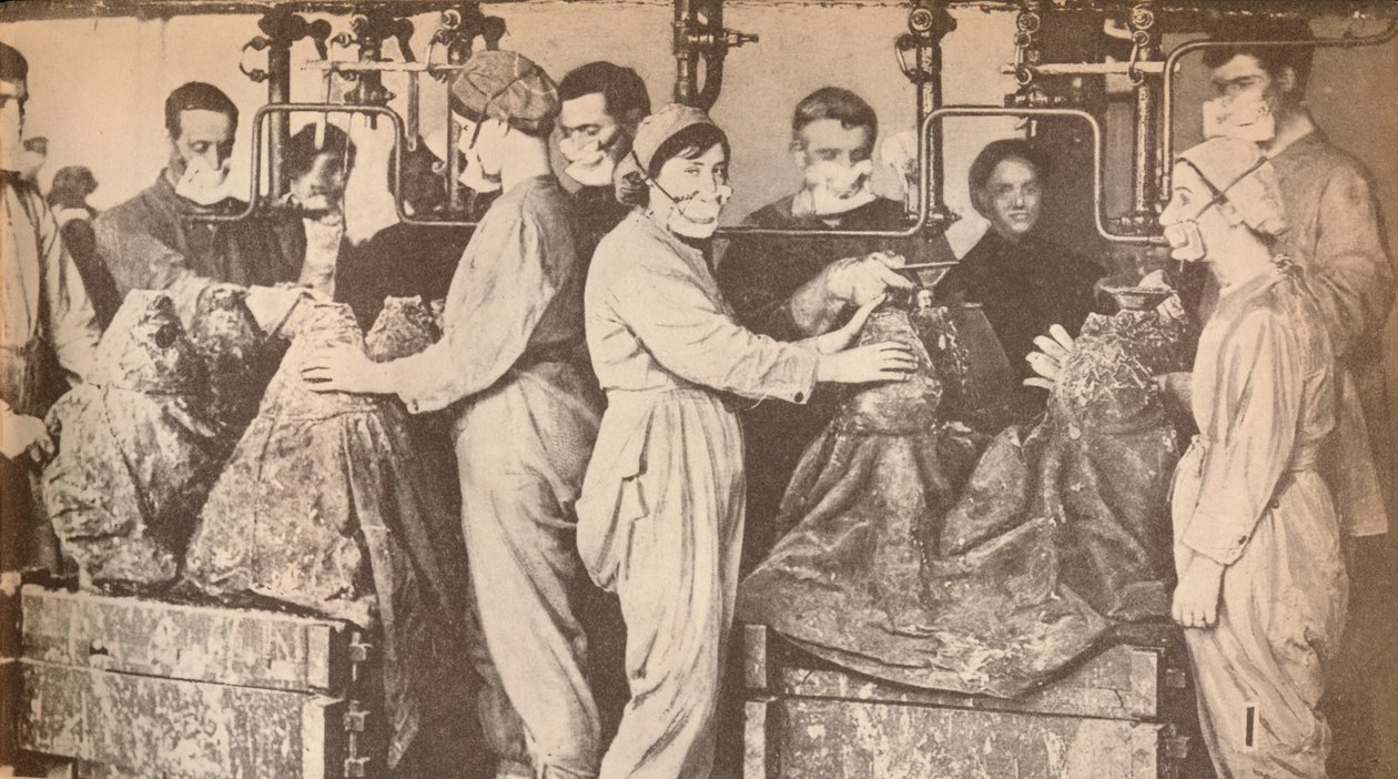 Ouvriers en munitions portant des respirateurs tout en remplissant des obus de trinitrotoluène T.N.T., vers 1916 - Unbekannt