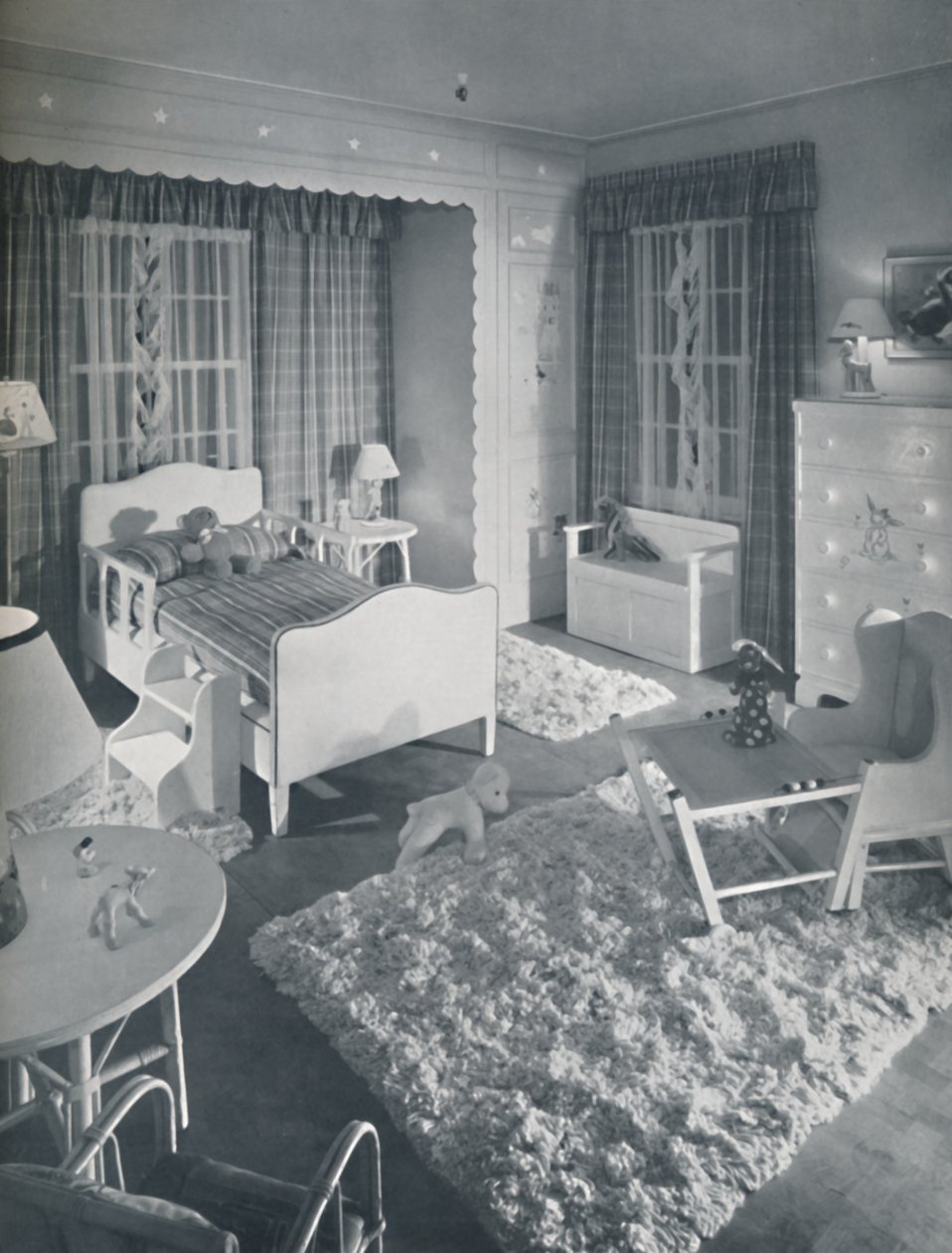 Nursery par W. & J. Sloane, avec des meubles de couleur crème et des tapis blancs shaggy sur un sol peint en bleu - Unbekannt