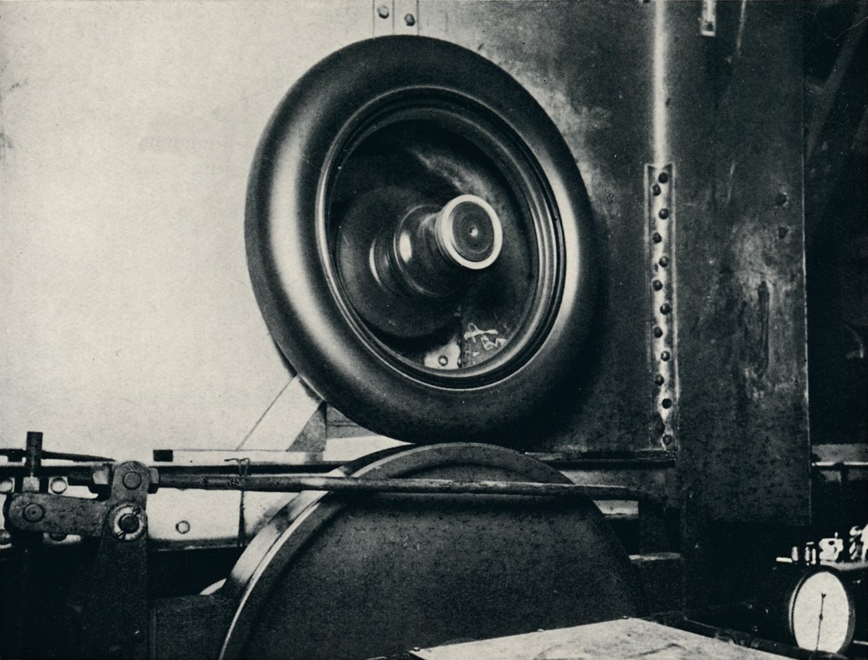 Un des pneus de Sir Malcolm Campbell roulant à 300 m.p.h., 1937 - Unbekannt