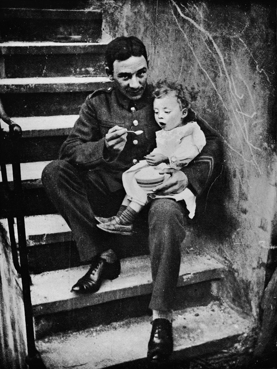 Un des nouveaux soldats se rendant utile dans son cantonnement, 1915 - Unbekannt