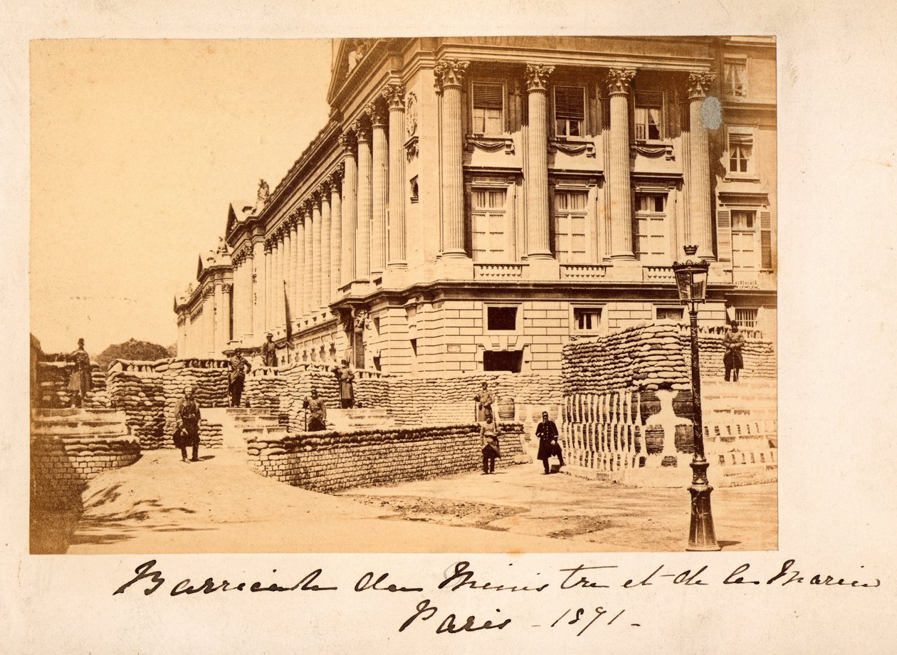 Commune de Paris (1871) : vue de la barricade de la Place de la Concorde devant le Ministère de la Marine à Paris. Photographie anonyme. - Unbekannt