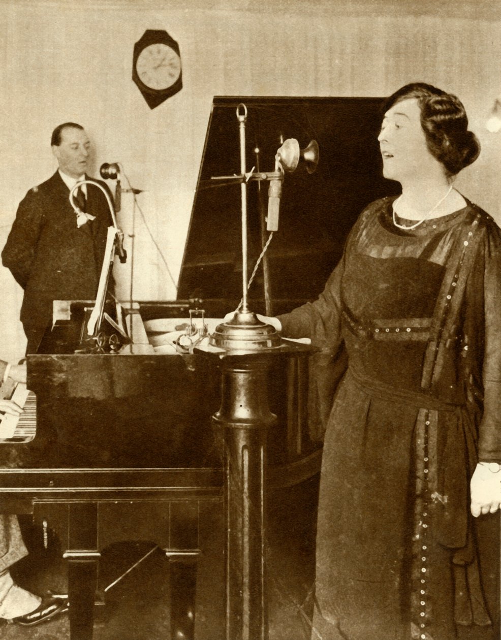 Interprètes chantant un duo dans un des studios de 2LO, Savoy Hill, Londres, 1923, 1935 - Unbekannt