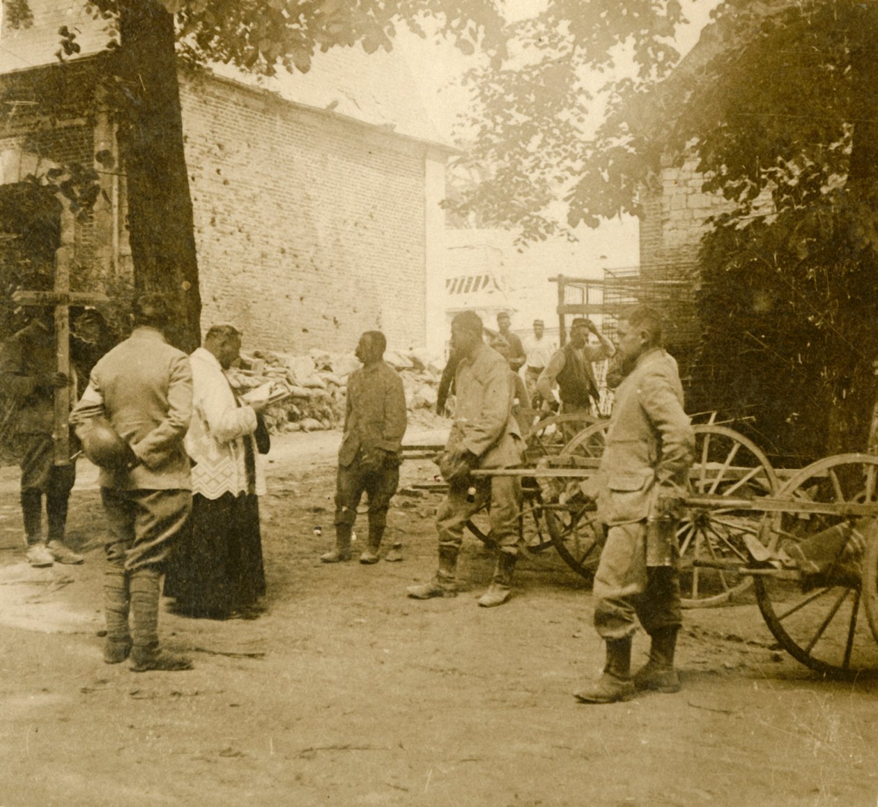 Prêtre disant la messe en plein air - Unbekannt