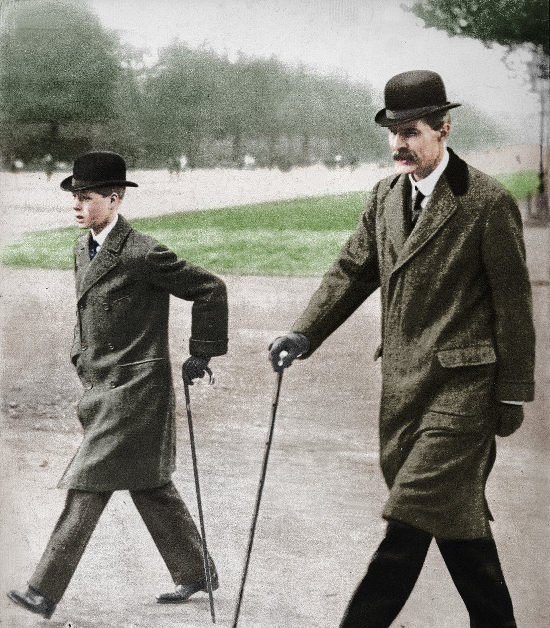 Le prince Edward marchant avec M. HP Hansell, son tuteur, à Auteuil, France - Unbekannt