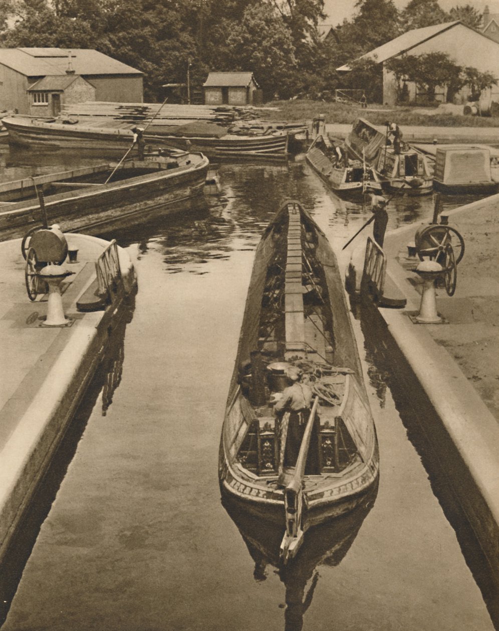 Pousser un bateau singe à travers l