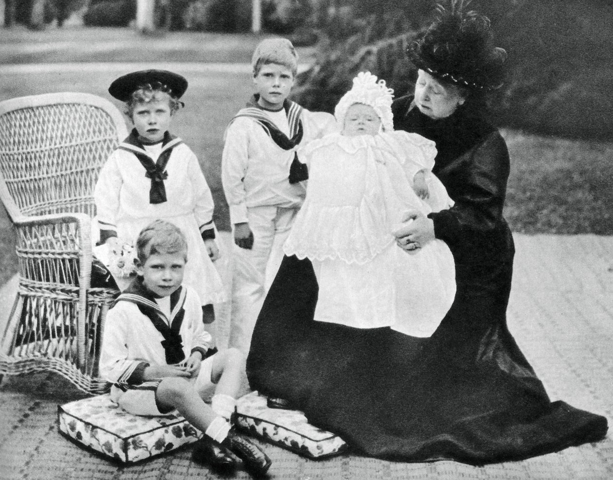 La reine Victoria avec ses arrière-petits-enfants à Osborne House, Île de Wight, 1900 - Unbekannt