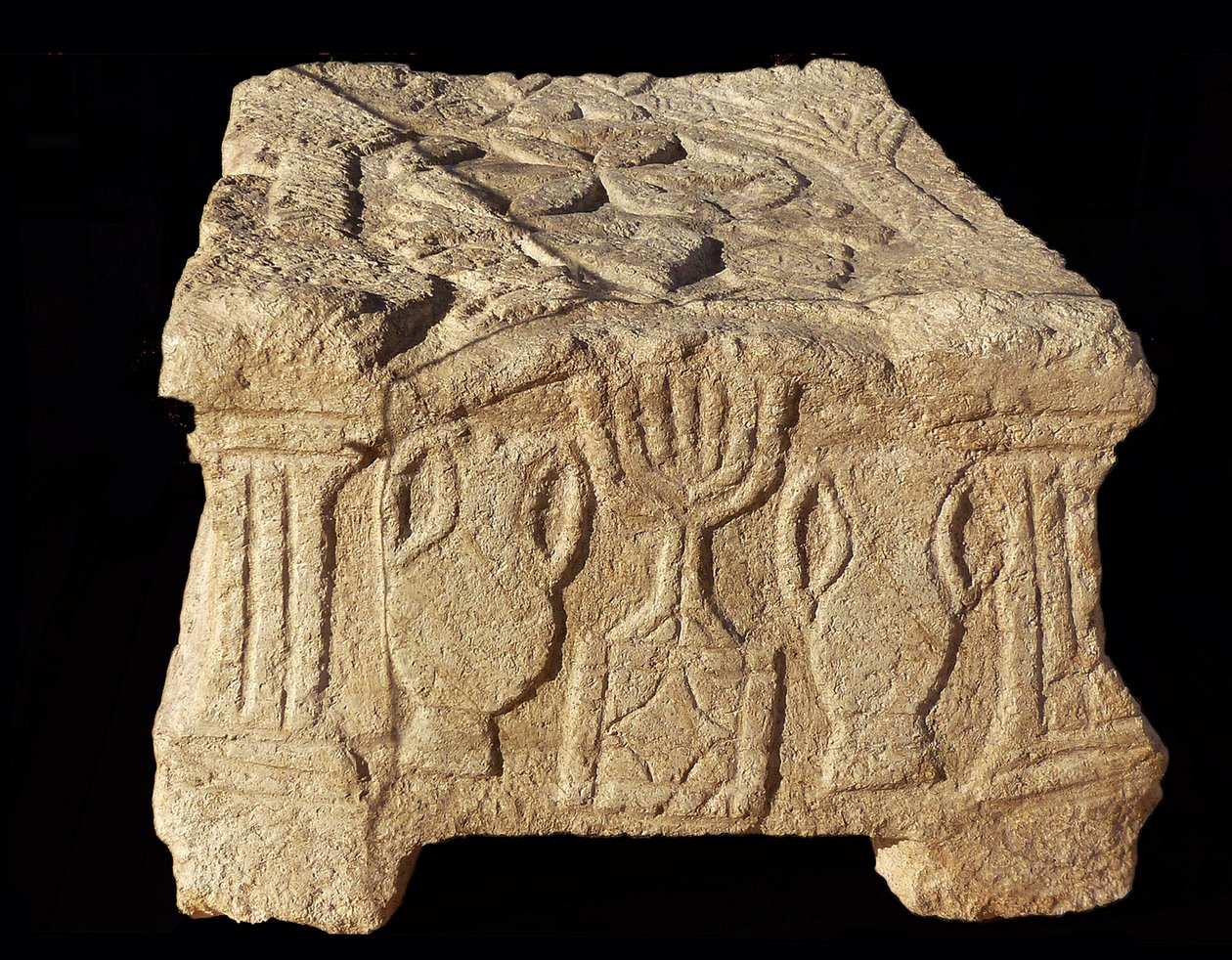 Relief représentant une Menorah à sept branches, Synagogue de Magdala - Unbekannt