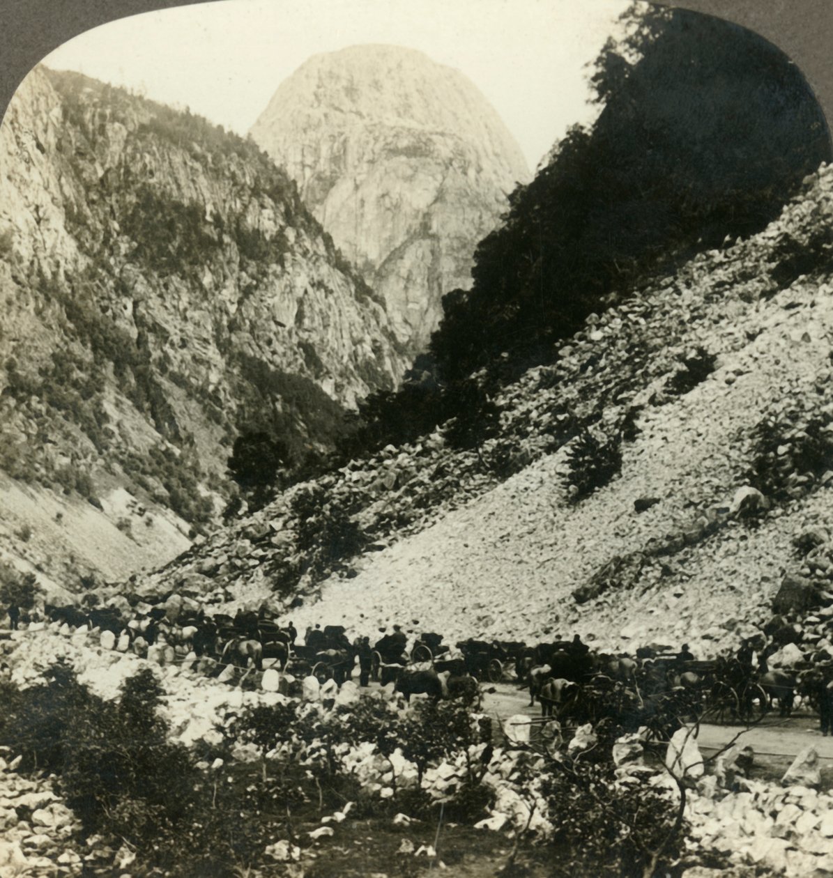 Jordalsnut rocheux 3620 pieds depuis le bord de la route rempli de charrettes de touristes, Norvège, vers 1905 - Unbekannt