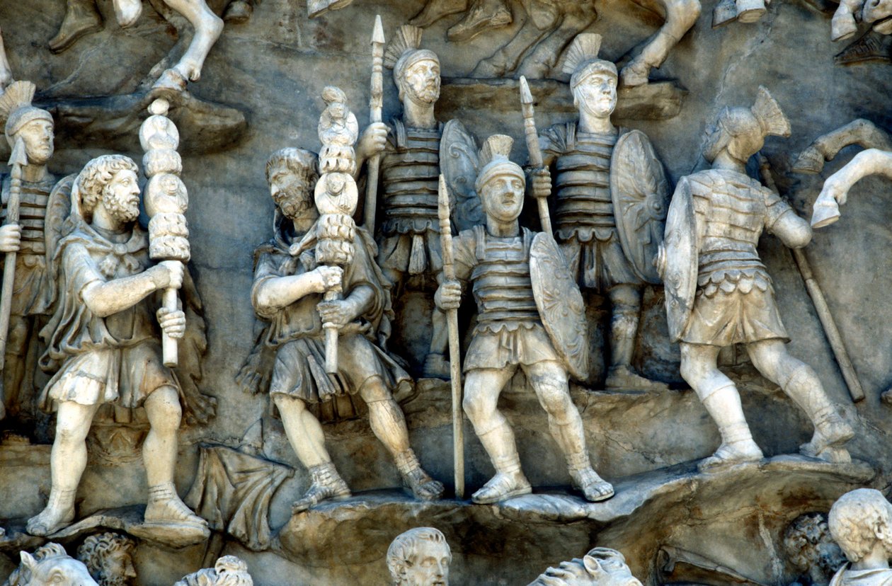 Soldats romains participant à la decursio, le rituel de circonvolution du bûcher funéraire, vers 180-196 - Unbekannt