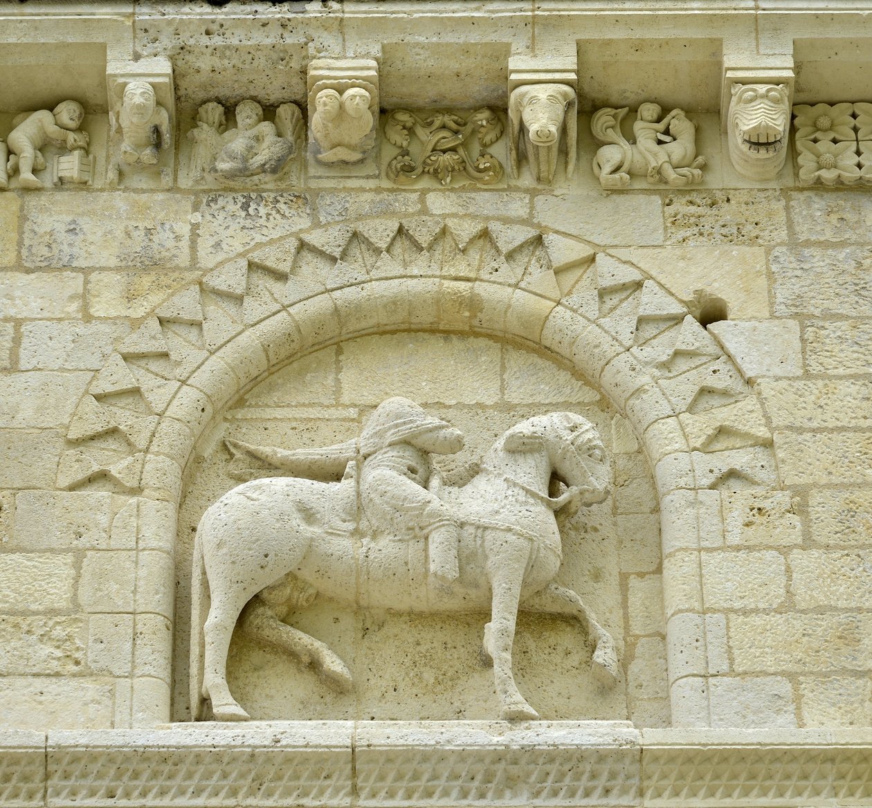 Art roman : détail de la façade représentant Hugues de Surgères et Geoffroy de Vendôme ou l