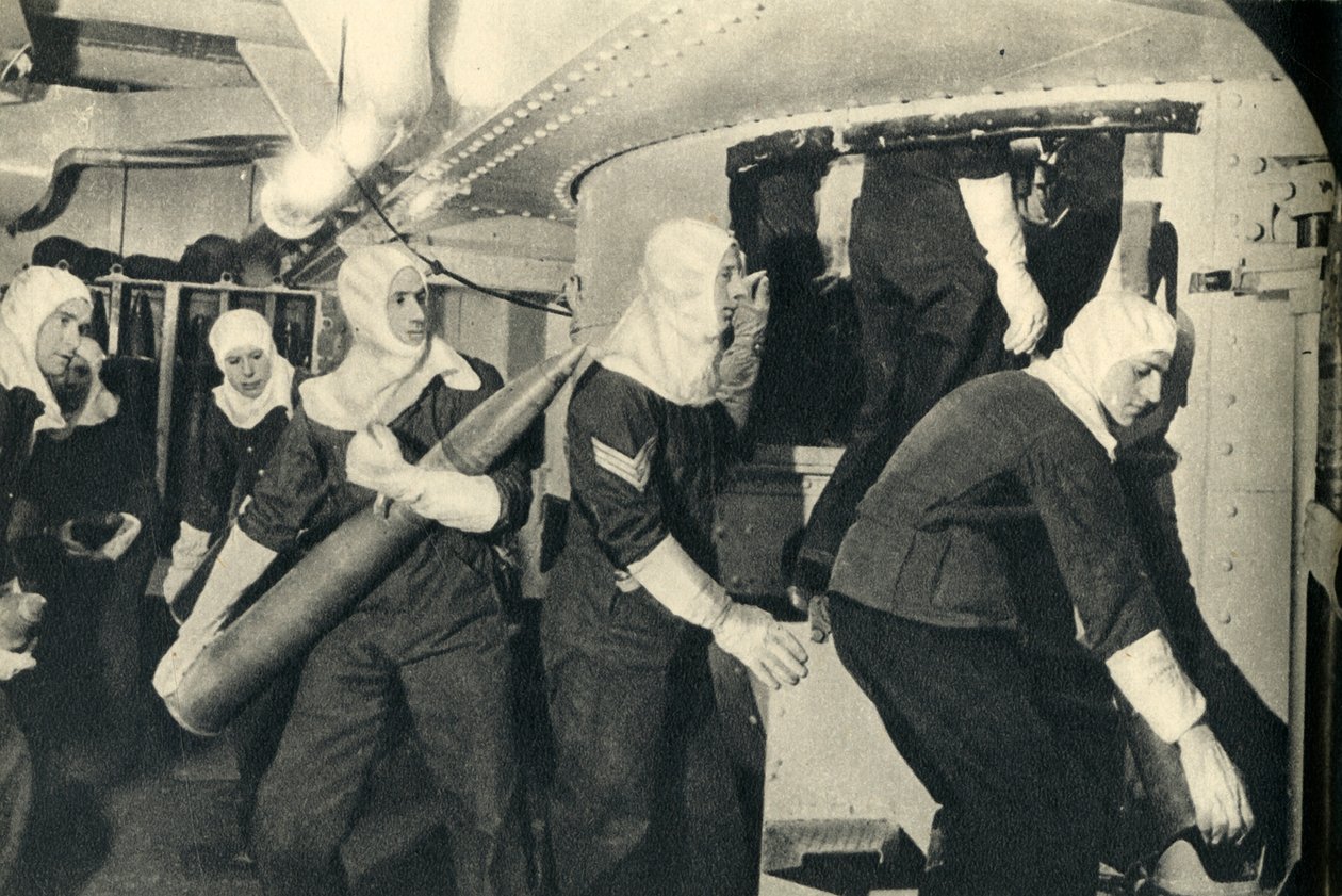 Marines royaux manipulant des munitions à bord du HMS Illustrious, Seconde Guerre mondiale, vers 1939-1943 - Unbekannt