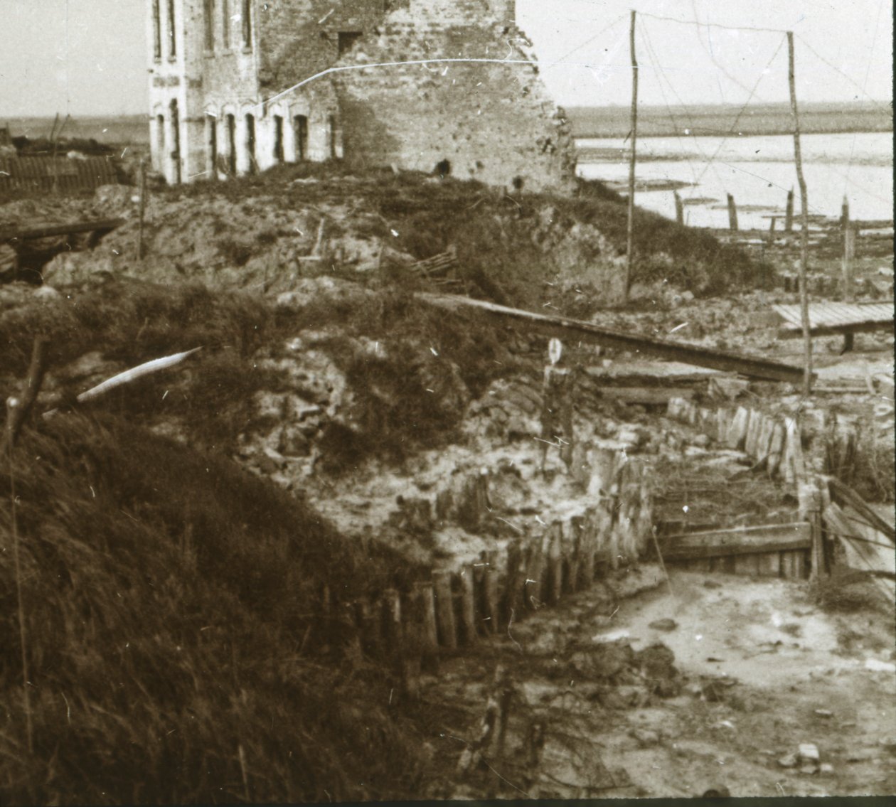 Bâtiment en ruine et tranchées le long de la côte, vers 1914-1918 - Unbekannt