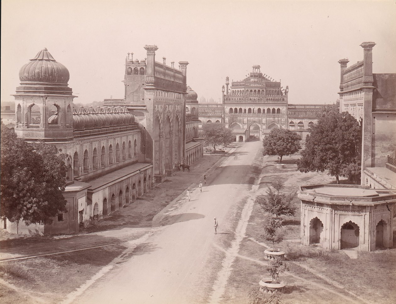 Rumi Darwaza et portail du Bara Imambara avec 