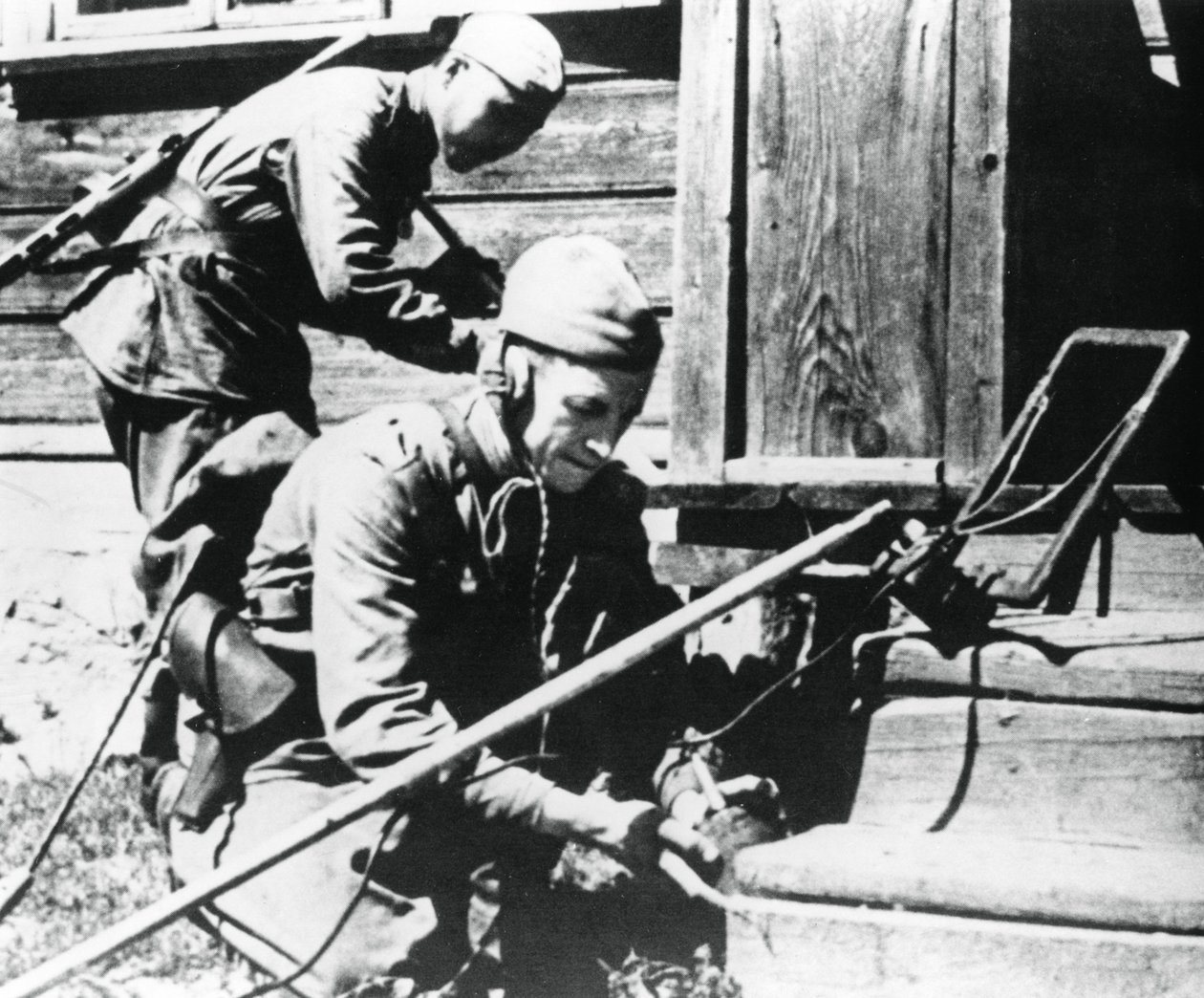 Soldats russes avec détecteurs de mines déminant une maison piégée, Front de l