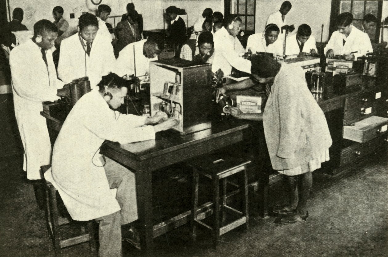 Scènes dans un collège indigène - Étudiants dans le laboratoire de physique, vers 1948 - Unbekannt