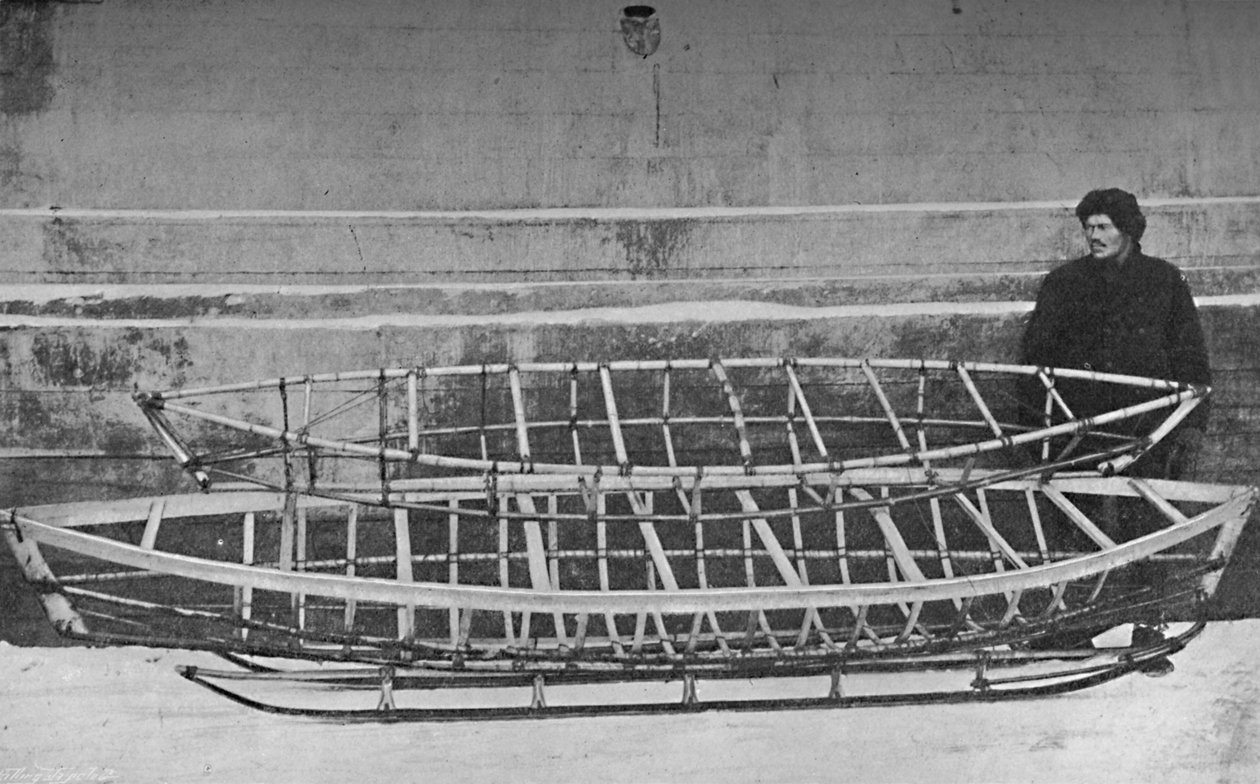 Squelettes de kayak pour un homme en bambou, et double kayak, allongés sur un traîneau à main, 1894, 1897 - Unbekannt