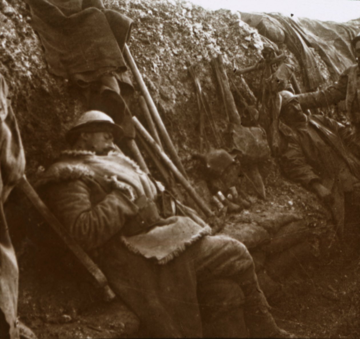Soldats se reposant dans les tranchées, vers 1914-1918 - Unbekannt
