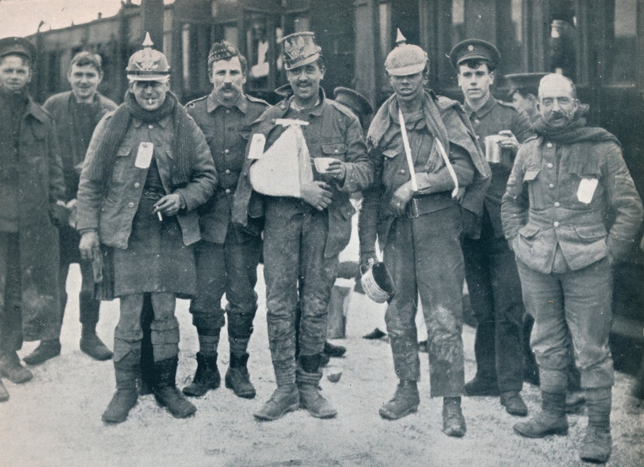 Quelques blessés joyeux des combats de Neuve-Chapelle, portant des casques allemands capturés, 1915 - Unbekannt