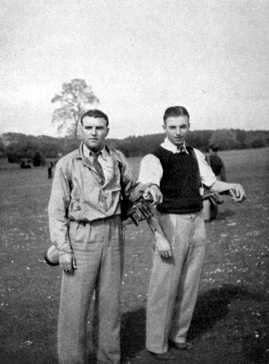 Stanley Matthews et Eddie Hapgood font une pause entre deux coups de golf, 1945 - Unbekannt