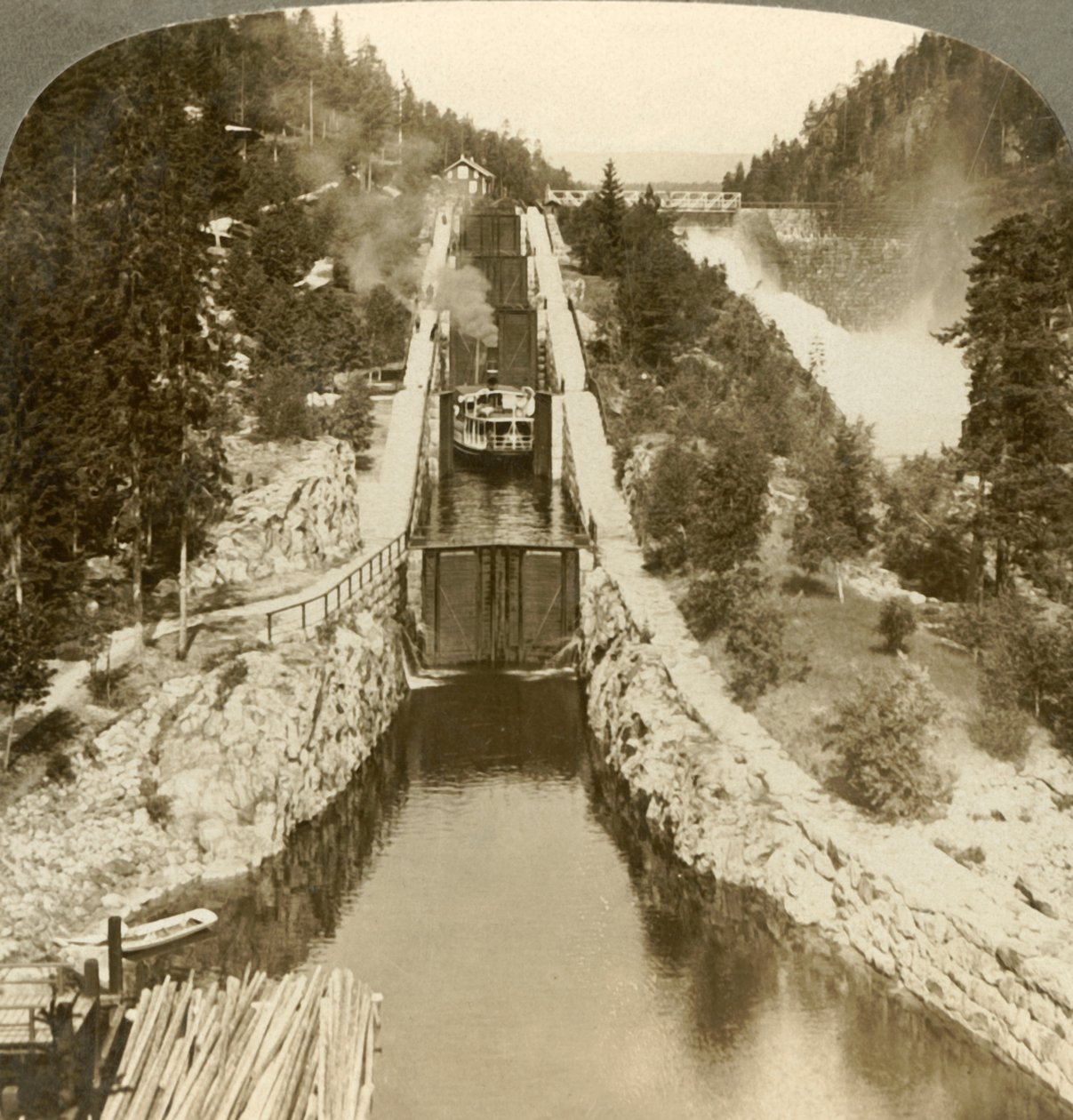 Bateau à vapeur gravissant une colline à côté de la cascade de Vrang, par écluses à Bandak-Nordsjo, Norvège, vers 1905 - Unbekannt