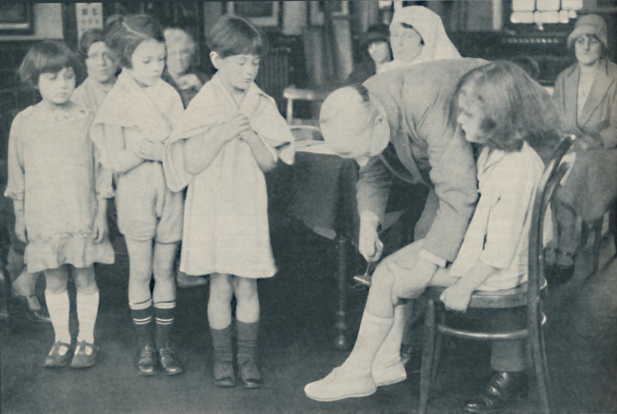 Test du réflexe rotulien pour indication de maladie nerveuse, vers 1935 - Unbekannt