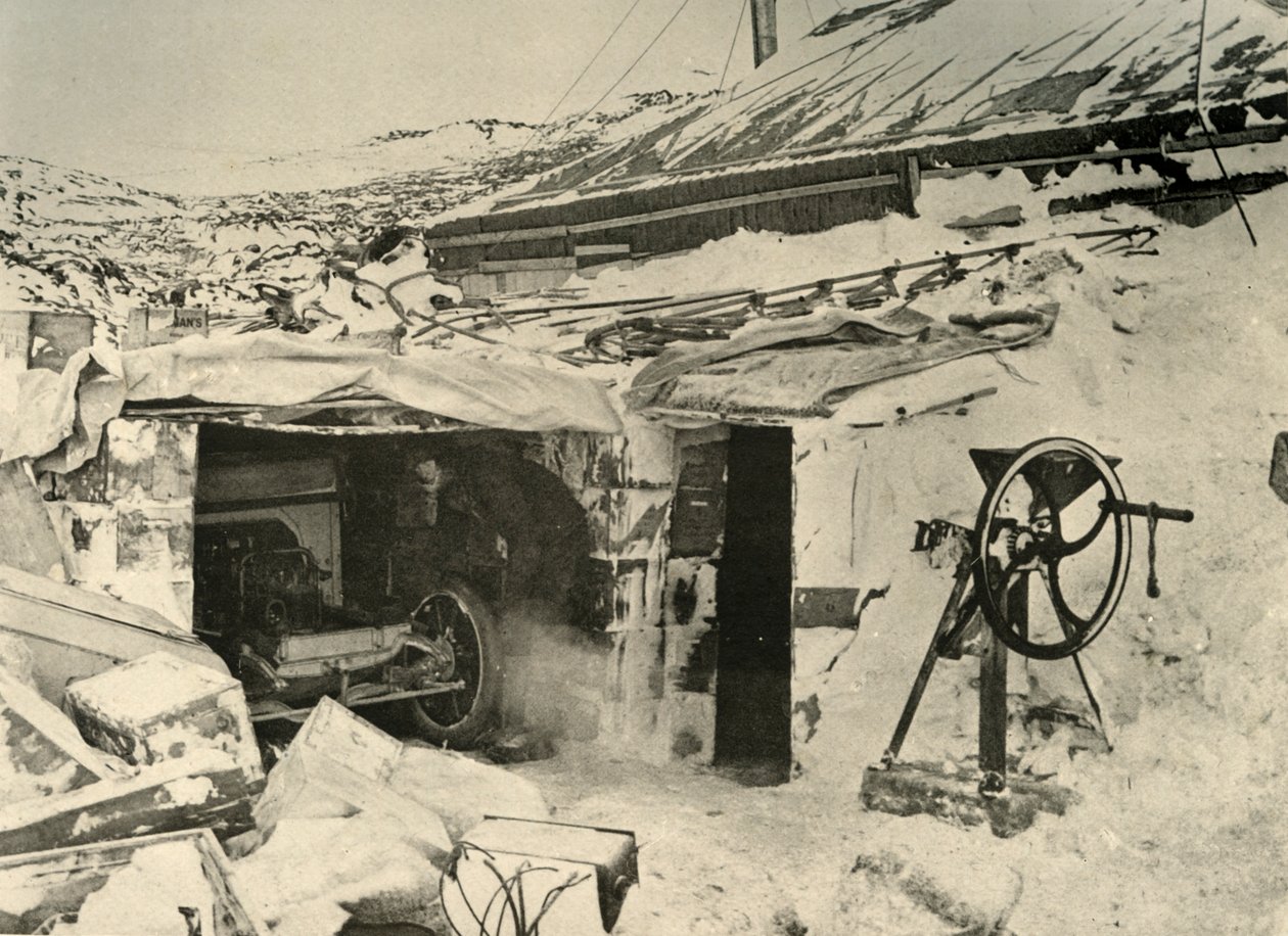 La voiture dans le garage, et le broyeur de maïs à droite, vers 1908, 1909 - Unbekannt
