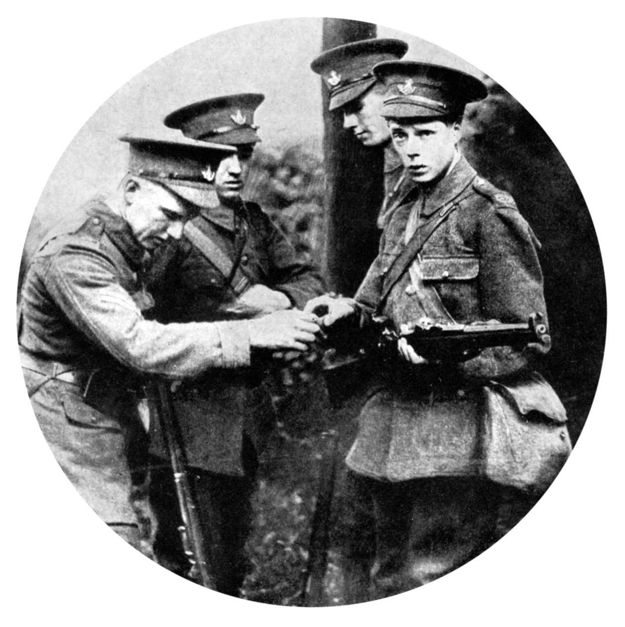 Le Prince de Galles chargeant un fusil dans les Grenadiers, Première Guerre mondiale - Unbekannt
