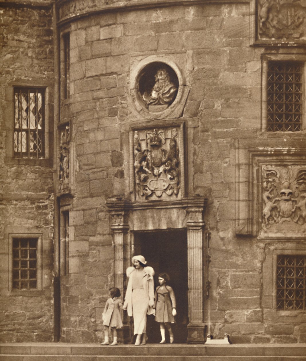 La Reine dans son ancienne maison, Château de Glamis, vers 1936-1937 - Unbekannt