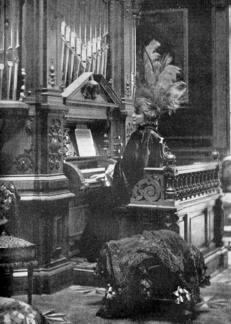 La reine de Roumanie jouant de l