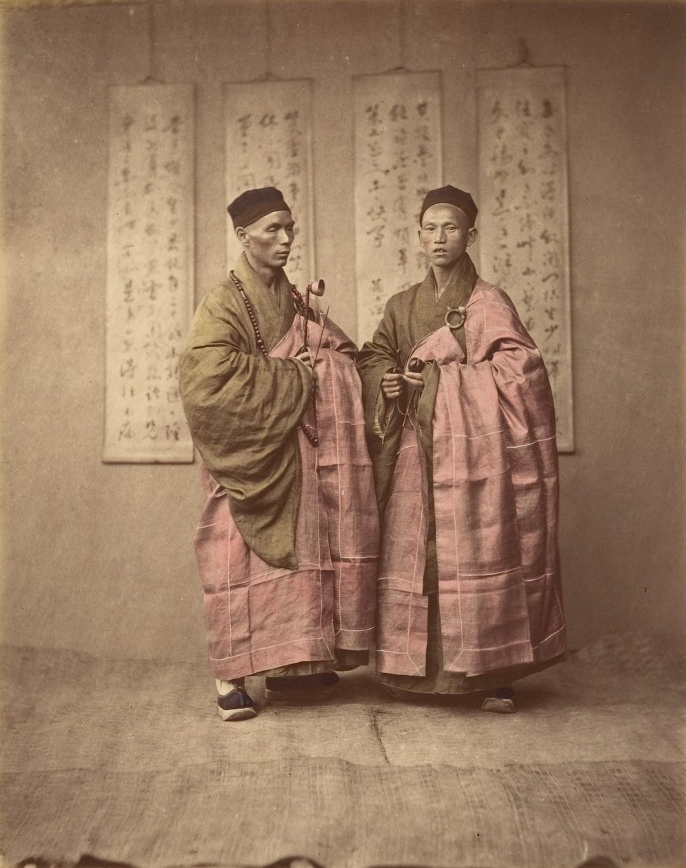 [Deux hommes chinois en tenue traditionnelle assortie], années 1870 - Unbekannt