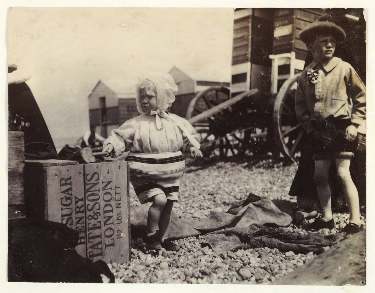 Deux enfants près des cabines de bain, vers 1895 - Unbekannt