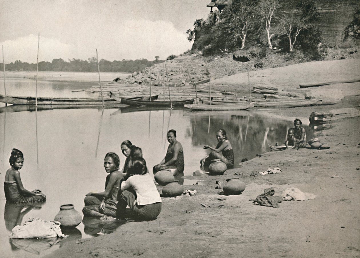 Scène typique au bord de la rivière sur le grand Irrawaddy - Femmes se baignant et puisant de l