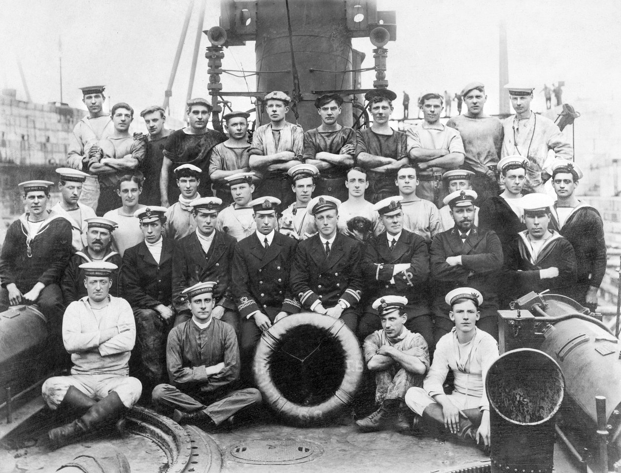Royaume-Uni : Officiers et équipage du H.M.T.B 98, au 344e jour de la guerre - c1915 - Unbekannt
