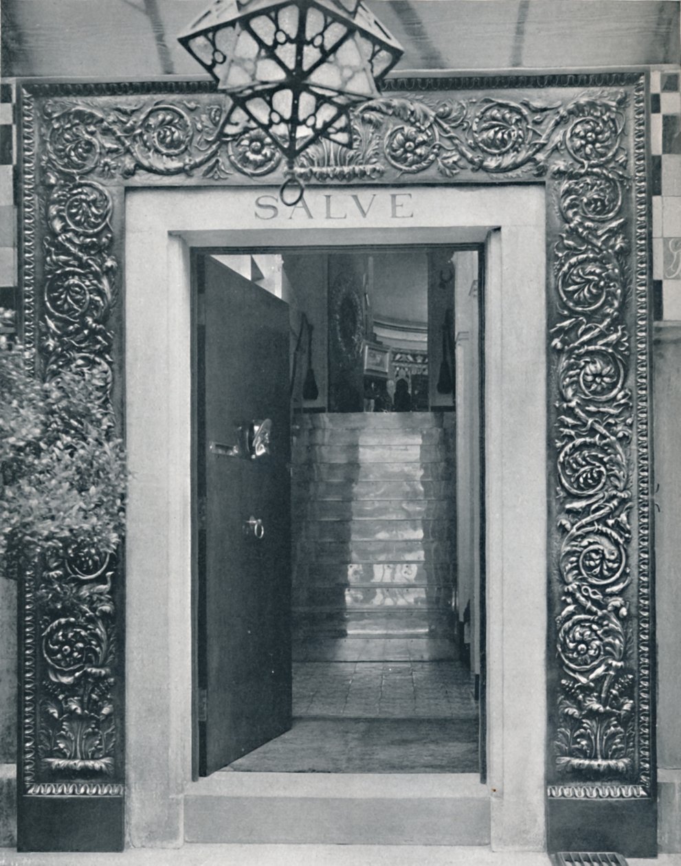 Vue dans le studio de Sir L. Alma-Tadema à travers la porte d
