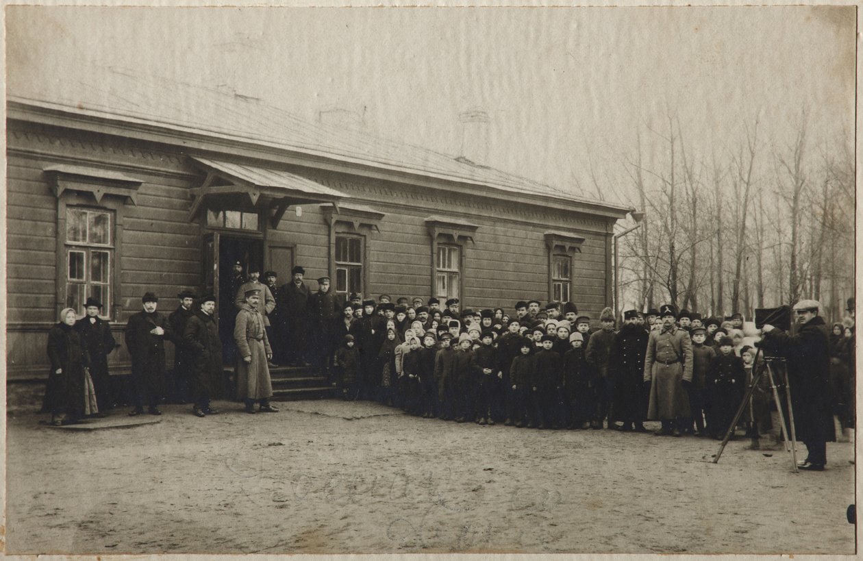 Attente pour le retrait du corps de Léon Tolstoï à la gare d