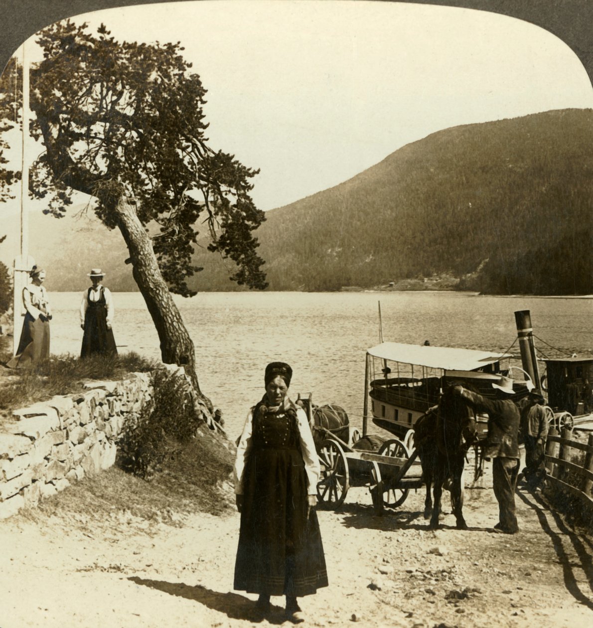 Quand le bateau à vapeur du lac arrive à la jetée de Tinoset - vue à travers Tinsjo vers les collines, Norvège, vers 1905 - Unbekannt