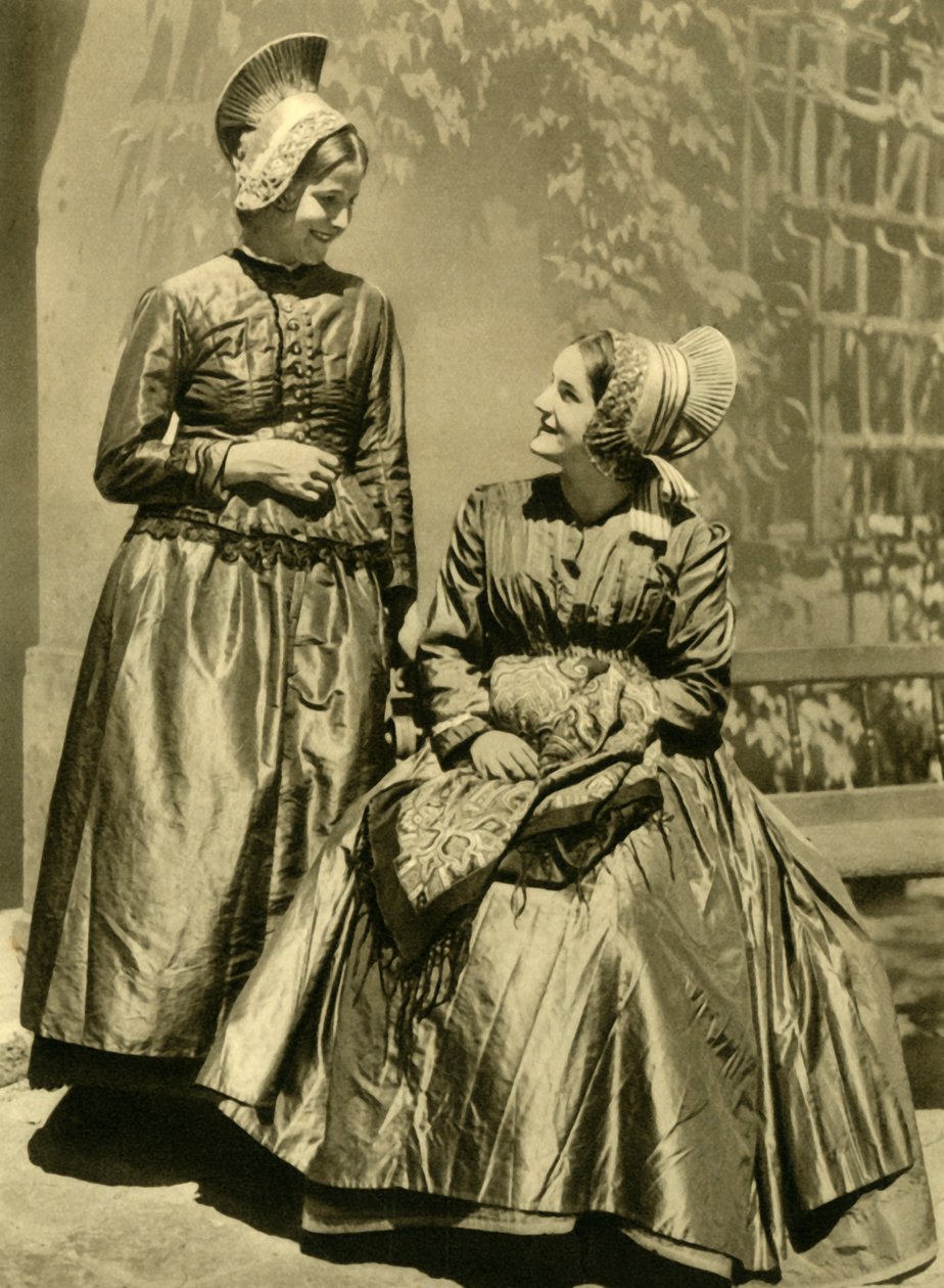 Femmes en costume traditionnel, Basse-Autriche, vers 1935 - Unbekannt