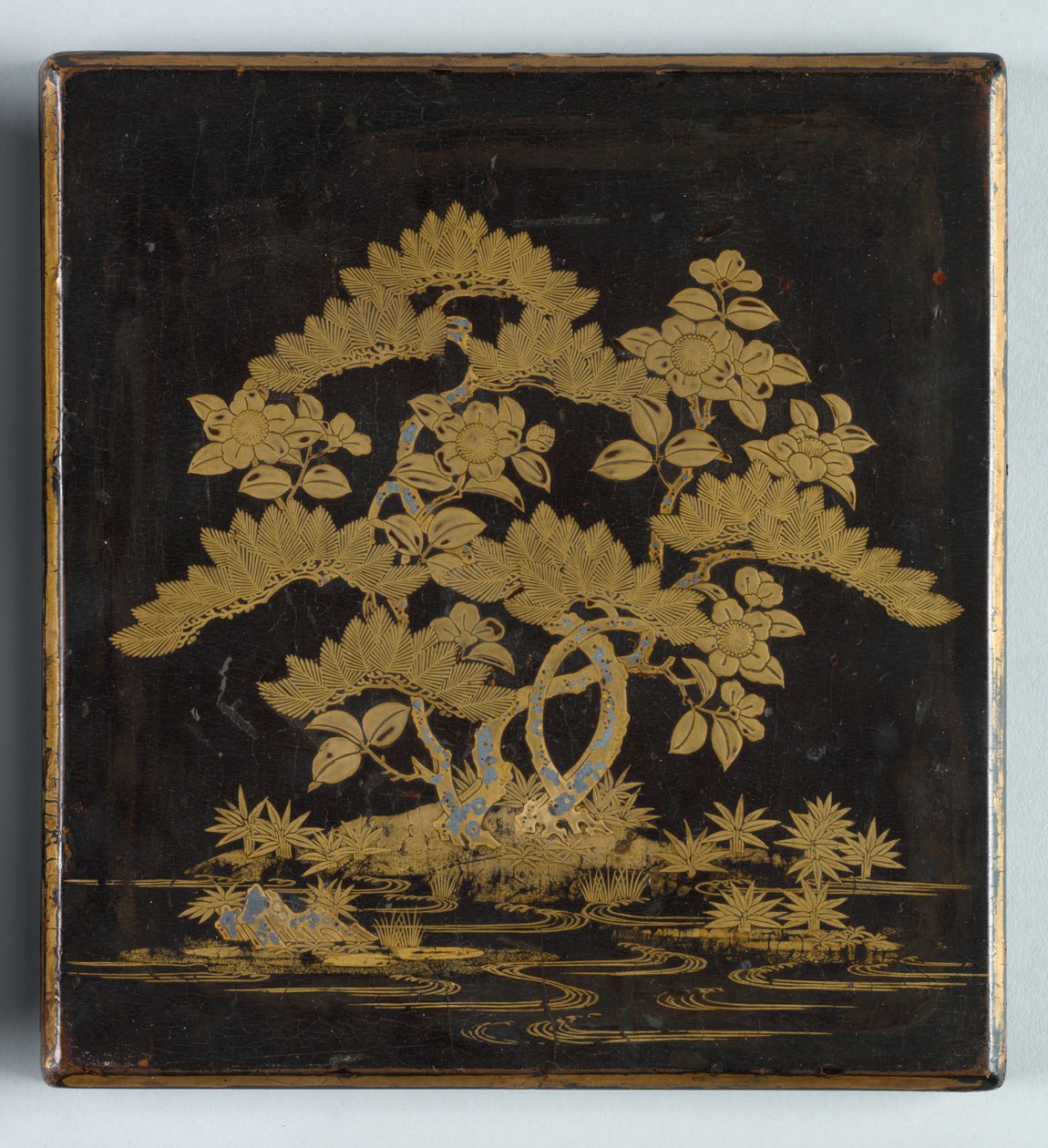 Boîte à écrire Suzuribako avec motif de pin, camélia et bambou, 1400s - Unbekannt