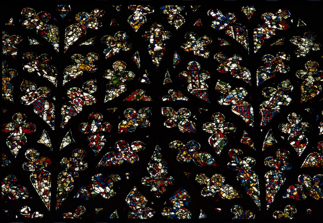 Motifs abstraits de fragments de vitraux du XIIIe siècle dans la fenêtre de l