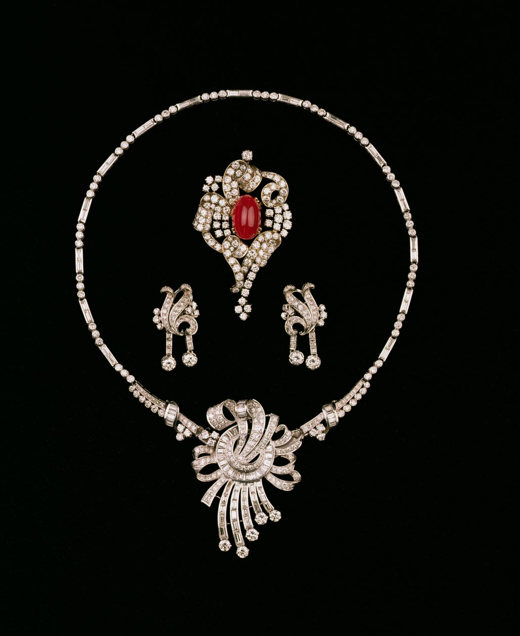 Bijoux Art Déco en diamant : broche pendentif en diamant baguette, broche en rouleau de rubis cabochon et diamant, boucles d