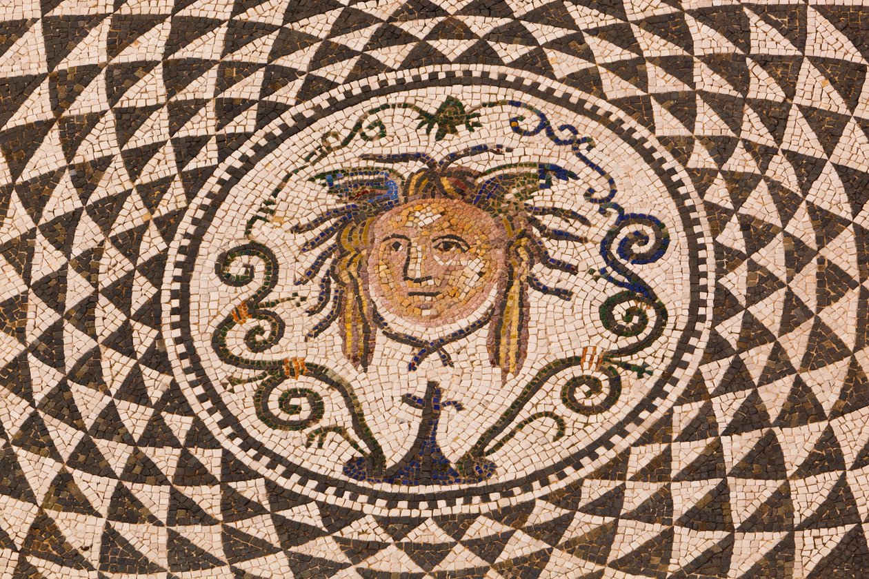 Carmona, Province de Séville, Espagne. Mosaïque romaine de Méduse à l