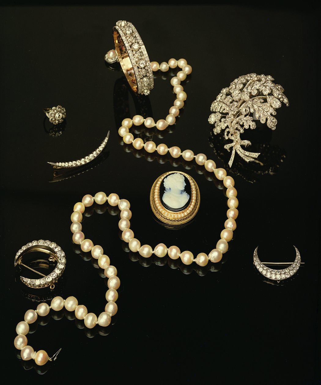 Quatre broches en diamant victoriennes ; camée ovale sculpté ; collier de perles de culture - Unbekannt Unbekannt