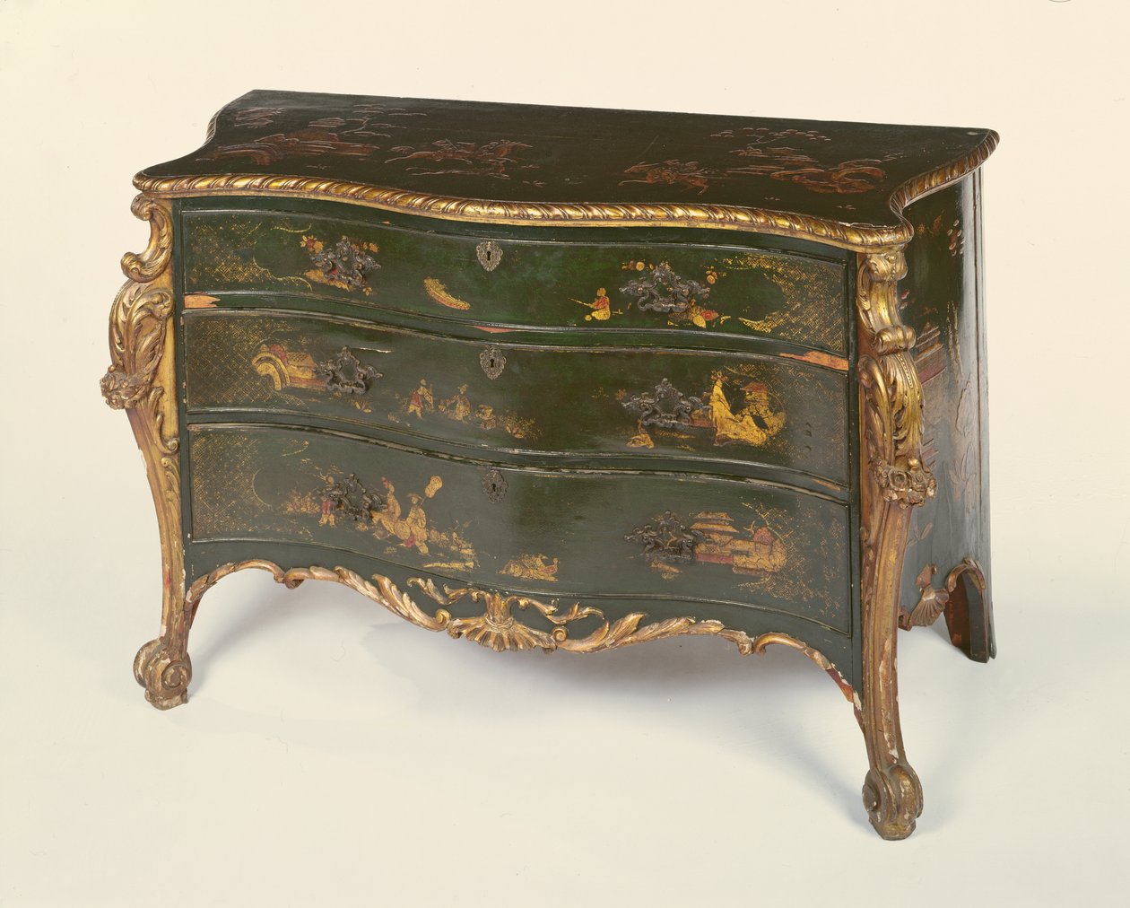 Commode serpentine laquée verte et partiellement dorée, dans le style de Thomas Chippendale - Unbekannt Unbekannt