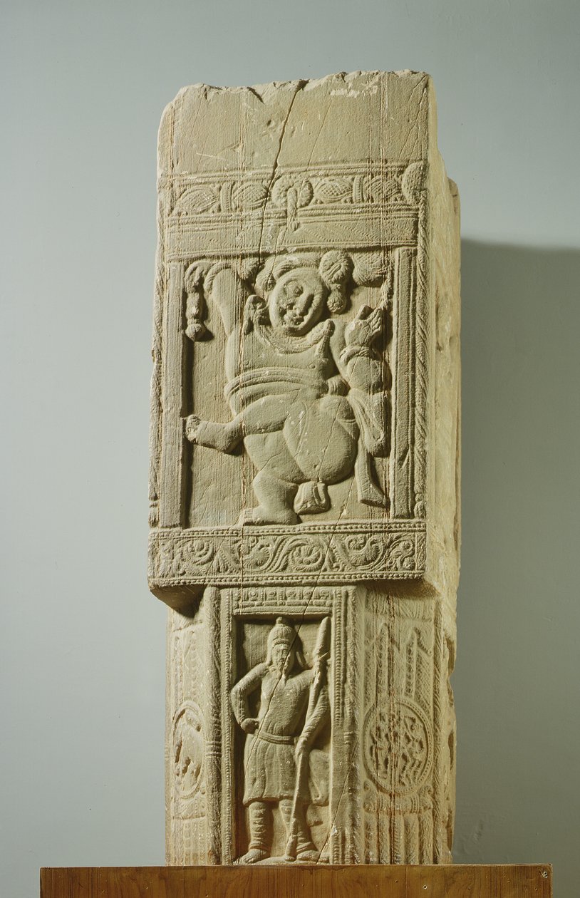 Pilier en calcaire verdâtre avec un nain dansant et un soldat scythe, Nagarjunakonda, AP, 3e siècle apr. J.-C. - Unbekannt Unbekannt
