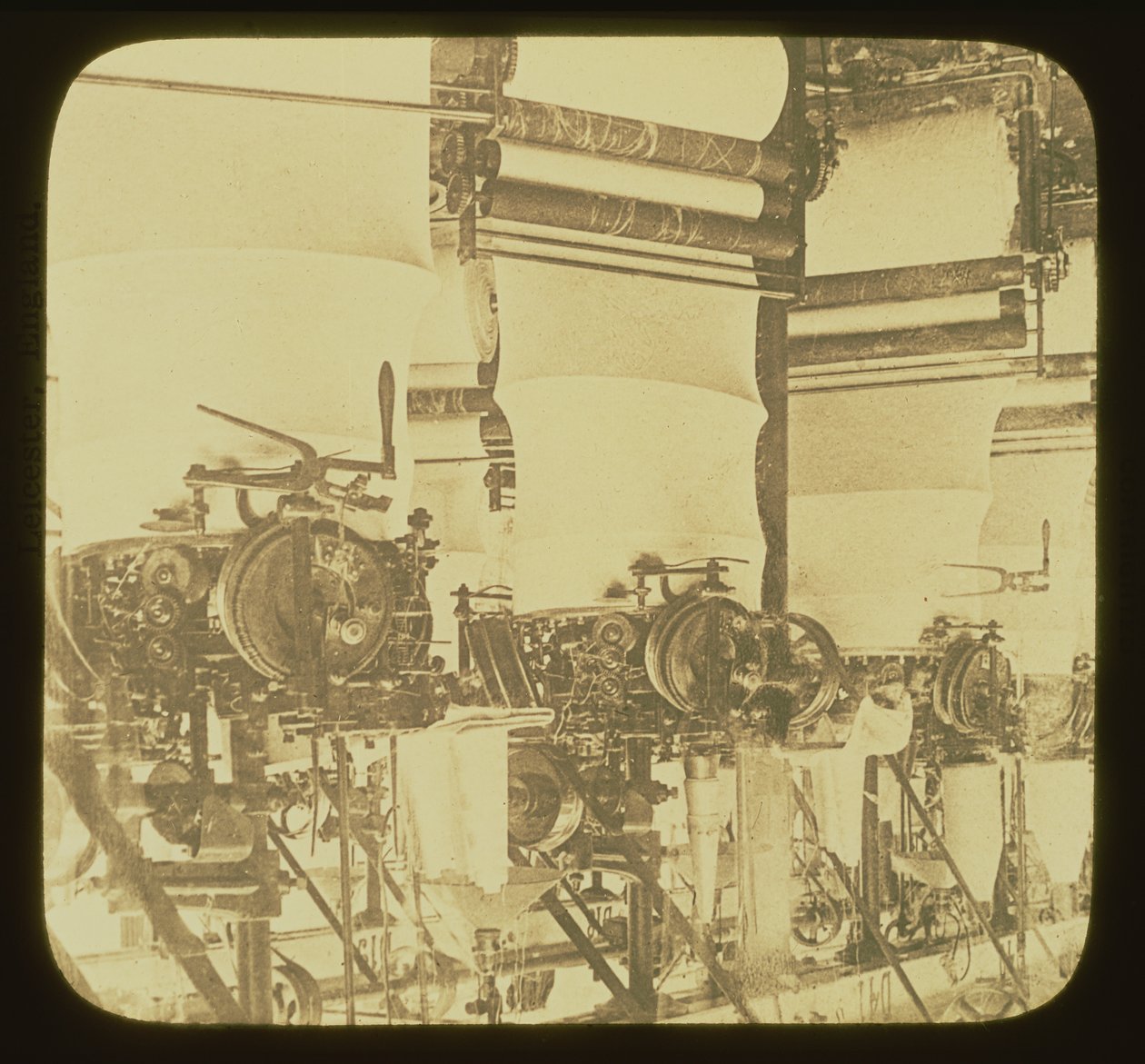 Machines à tricoter en action dans l
