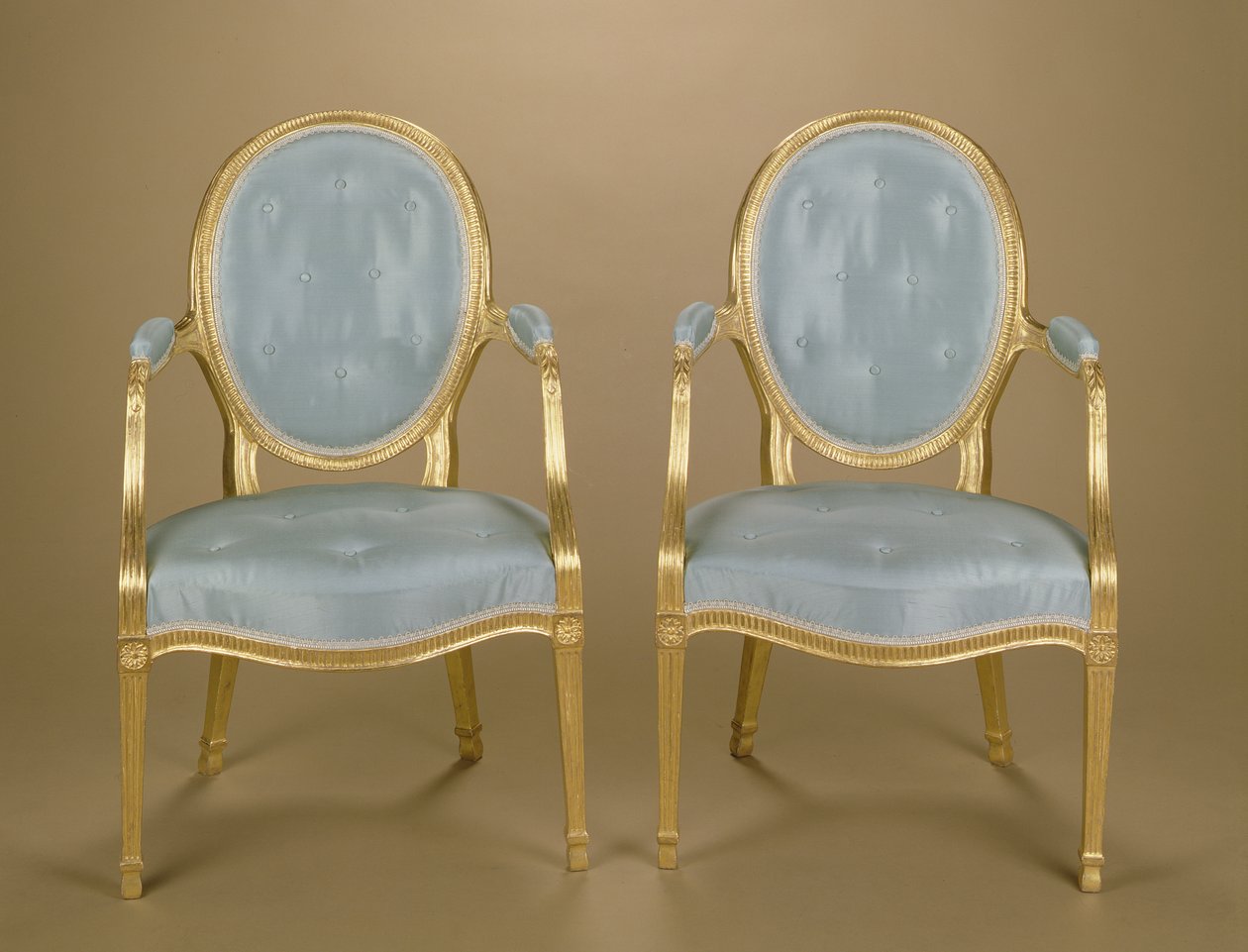 Paire de fauteuils dorés à dossier ovale de style Adam, tapissés de bleu, c.1780 - Unbekannt Unbekannt