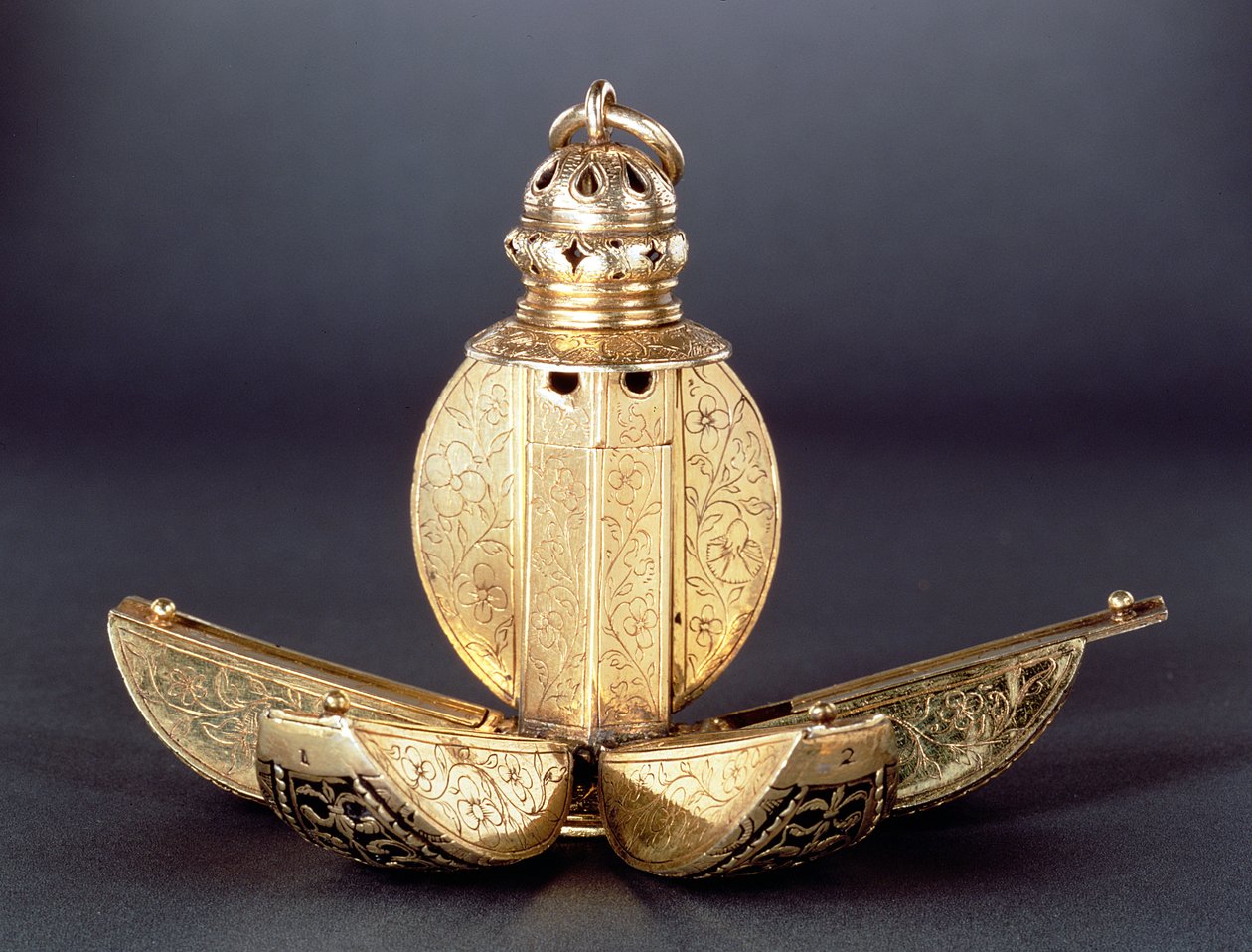 Pomander avec quatre compartiments ouverts utilisés pour contenir des parfums ou d